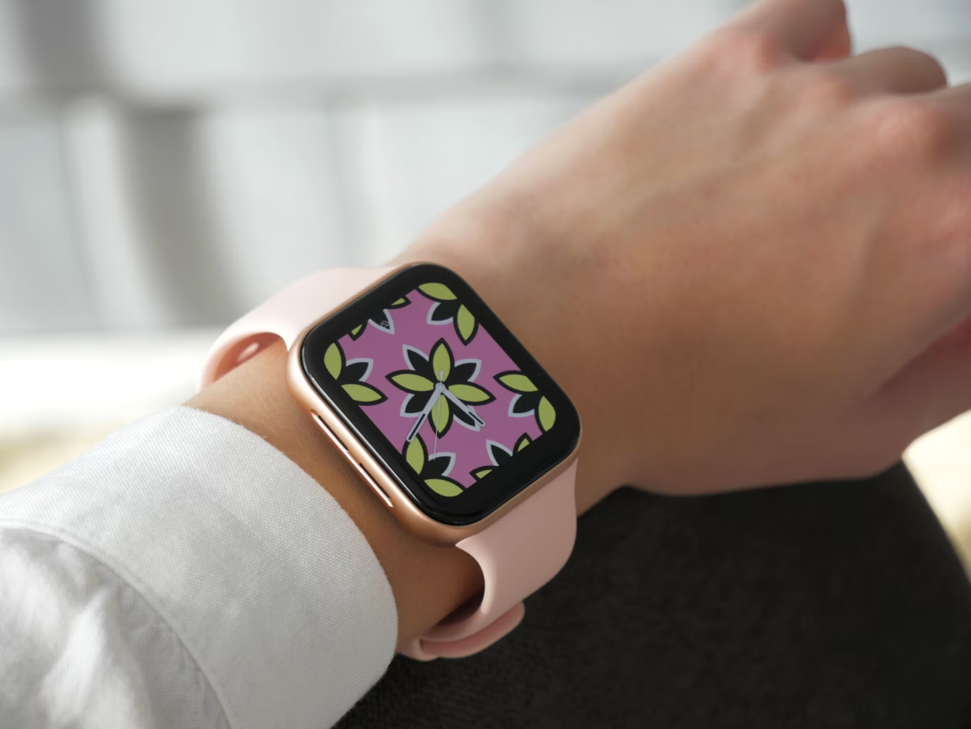 Vale a pena consertar Apple Watch trincado: smartwatch com tela ativada e pulseira rosa no pulso de uma pessoa