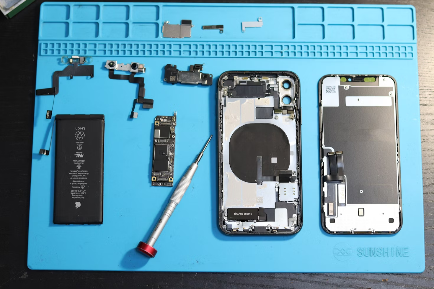 Onde fazer reparo de placa de celular: aparelho desmontado para conserto